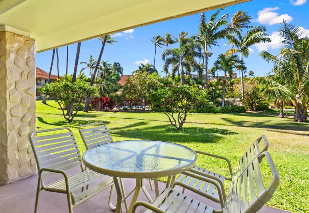 covered outdoor lanai with seating