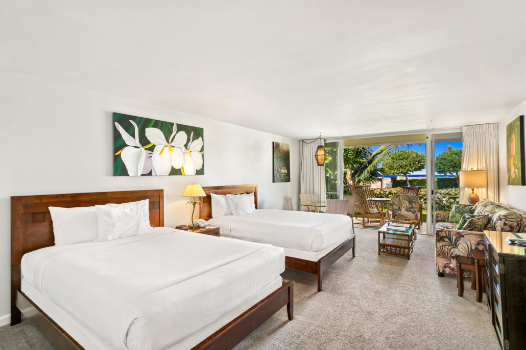 studio room with two beds, separate seating, separate dining area, and private outdoor lanai with seating